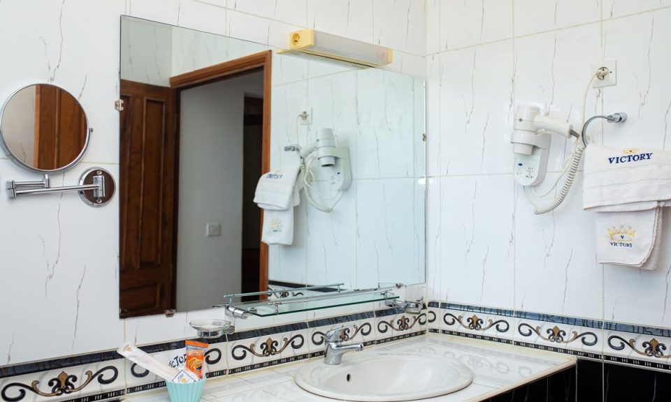 salle-de-bain-suite-vue-jardin-hotel-victory-tulear-madagascar